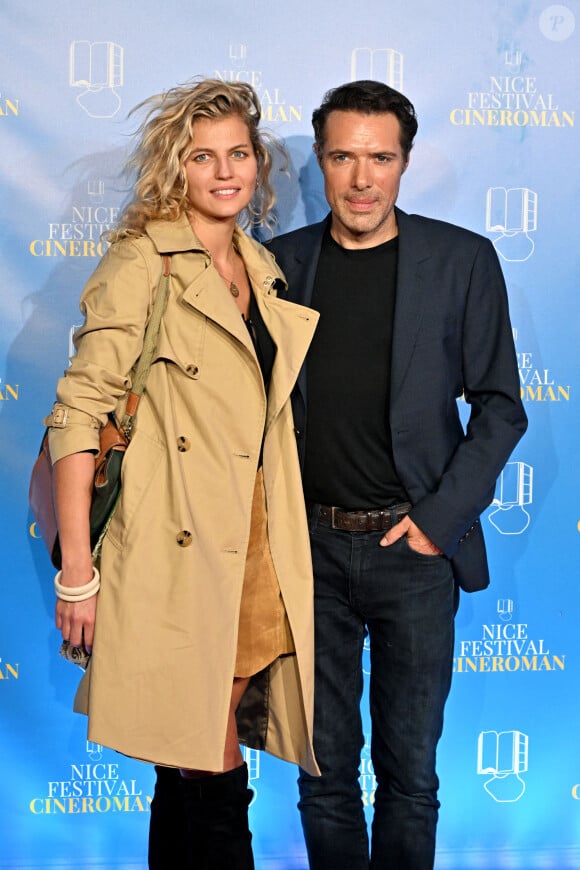 Nicolas Bedos et sa compagne Pauline Desmonts au photocall de la soirée du 8 octobre lors de la 4ème édition du festival Cinéroman à Nice. © Bruno Bebert / Bestimage 