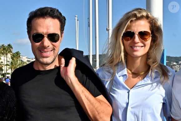 Nicolas Bedos, le président du Jury, et sa compagne Pauline Desmonts lors de la 3eme édition du Festival Cinéroman à Nice, le 22 octobre 2021. 