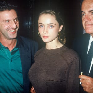 Comme l'a révélé sa fille, il aimait tout contrôler.
Daniel Auteuil, Guy Béart et Emmanuelle Béart en 1986.