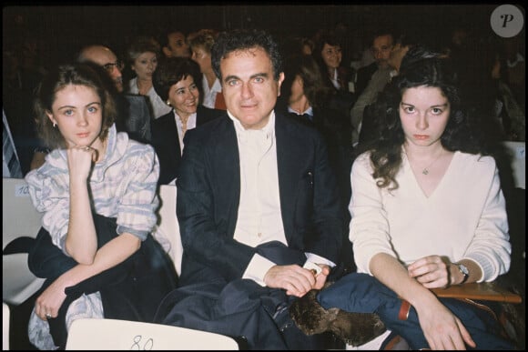 Il avait fait venir le producteur Gérard Lebovici pour un dîner, en lui affirmant que je serais comédienne alors que je n'en avais aucune envie. 

Guy Béart, Eve Béart et Emmanuelle Béart en 1982