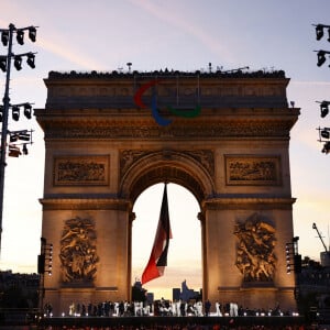 Emmanuel Macron, président de la République Française, avec les athlètes des Jeux Olympiques et Paralympiques de Paris2024 - La "Parade des Champions" des Jeux Olympiques et Paralympiques de Paris2024, sur les Champs-Elysées. Paris, le 14 septembre 2024. © Mohamed Badra/Pool/Bestimage 