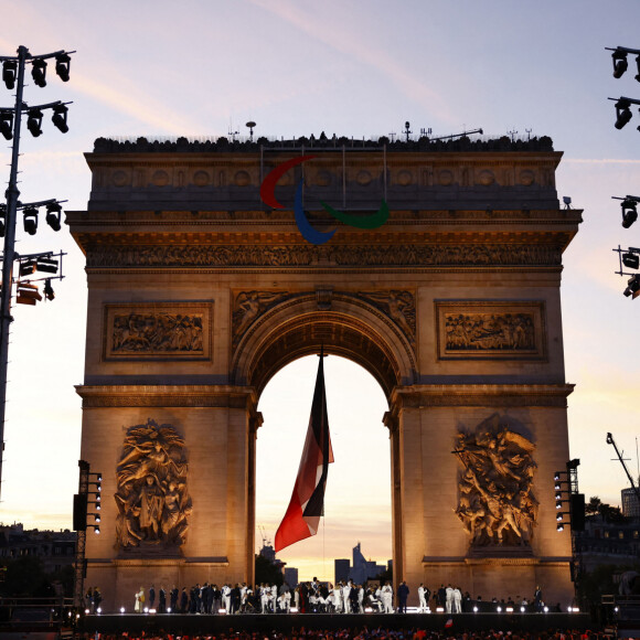 Emmanuel Macron, président de la République Française, avec les athlètes des Jeux Olympiques et Paralympiques de Paris2024 - La "Parade des Champions" des Jeux Olympiques et Paralympiques de Paris2024, sur les Champs-Elysées. Paris, le 14 septembre 2024. © Mohamed Badra/Pool/Bestimage 