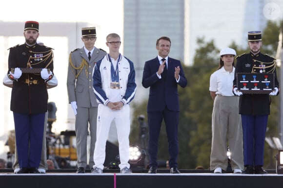 Emmanuel Macron, président de la République Française, avec les athlètes des Jeux Olympiques et Paralympiques de Paris2024 - La "Parade des Champions" des Jeux Olympiques et Paralympiques de Paris2024, sur les Champs-Elysées. Paris, le 14 septembre 2024. © Mohamed Badra/Pool/Bestimage 