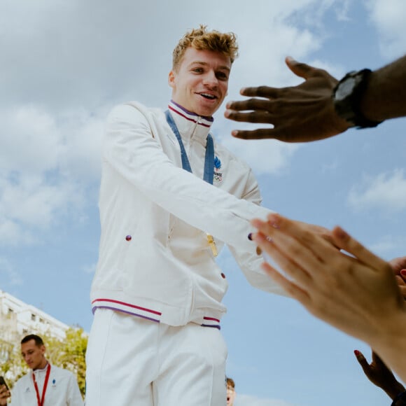 Leon Marchand participent à un défilé sur l'avenue des Champs-Élysées à Paris pour la fin des Jeux Olympiques de Paris 2024. © Mathilde Mazars/Pool/Bestimage 