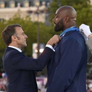 Emmanuel Macron, président de la République Française, Teddy Riner - La "Parade des Champions" des Jeux Olympiques et Paralympiques de Paris2024, sur les Champs-Elysées. Paris, le 14 septembre 2024. © Eric Tschaen/Pool/Bestimage 