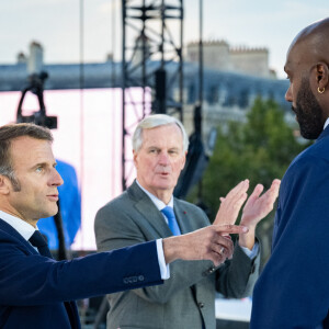 Emmanuel Macron, président de la République, Michel Barnier, premier ministre, Teddy Riner, qui a été élevé au rang de commandeur de l ordre national du mérite , lors de la cérémonie de remise des décorations aux athlètes médailles aux Jeux Olympiques et Paralympiques de Paris2024. © Eric Tschaen/Pool/Bestimage 