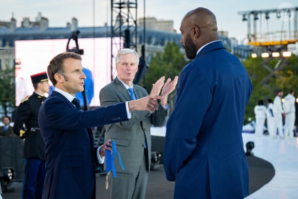 Emmanuel Macron, président de la République, Michel Barnier, premier ministre, Teddy Riner, qui a été élevé au rang de commandeur de l ordre national du mérite , lors de la cérémonie de remise des décorations aux athlètes médailles aux Jeux Olympiques et Paralympiques de Paris2024. © Eric Tschaen/Pool/Bestimage 