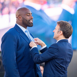 Emmanuel Macron, président de la République avec Teddy Riner, lors de la cérémonie de remise des décorations aux athlètes médailles aux Jeux Olympiques et Paralympiques de Paris2024. © Eric Tschaen/Pool/Bestimage 