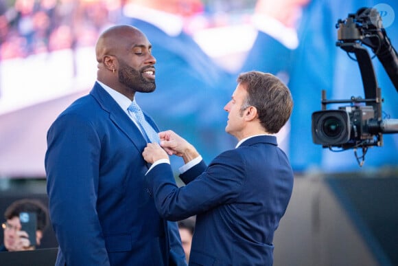 Emmanuel Macron, président de la République avec Teddy Riner, lors de la cérémonie de remise des décorations aux athlètes médailles aux Jeux Olympiques et Paralympiques de Paris2024. © Eric Tschaen/Pool/Bestimage 