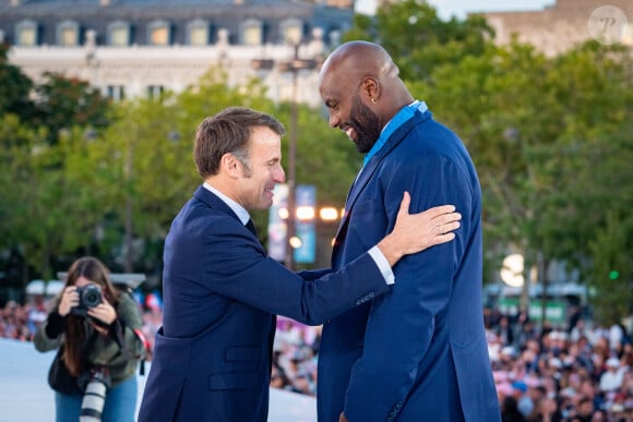 Emmanuel Macron, président de la République remet a Teddy Riner,le collier de commandeur de l ordre national du mérite , lors de la cérémonie de remise des décorations aux athlètes médailles aux Jeux Olympiques et Paralympiques de Paris2024. © Eric Tschaen/Pool/Bestimage 