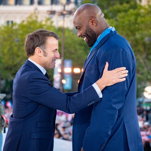 Emmanuel Macron, président de la République remet a Teddy Riner,le collier de commandeur de l ordre national du mérite , lors de la cérémonie de remise des décorations aux athlètes médailles aux Jeux Olympiques et Paralympiques de Paris2024. © Eric Tschaen/Pool/Bestimage 