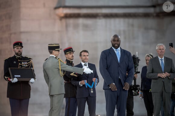 Emmanuel Macron, président de la République Française, Teddy Riner, Michel Barnier (Premier ministre), Anne Hidalgo (maire de Paris). La Parade des Champions, dernière célébration et décoration des athlètes médaillés lors des Jeux Olympiques et Paralympiques de Paris2024, au pied de l'Arc de Triomphe. Paris, le 14 Septembre 2024. © Nicolas Messyasz/Pool/Bestimage