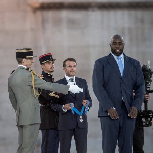 Emmanuel Macron, président de la République Française, Teddy Riner, Michel Barnier (Premier ministre), Anne Hidalgo (maire de Paris). La Parade des Champions, dernière célébration et décoration des athlètes médaillés lors des Jeux Olympiques et Paralympiques de Paris2024, au pied de l'Arc de Triomphe. Paris, le 14 Septembre 2024. © Nicolas Messyasz/Pool/Bestimage