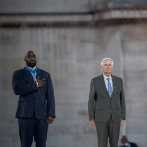 Emmanuel Macron, président de la République Française, Teddy Riner, Michel Barnier (Premier ministre), Anne Hidalgo (maire de Paris). La Parade des Champions, dernière célébration et décoration des athlètes médaillés lors des Jeux Olympiques et Paralympiques de Paris2024, au pied de l'Arc de Triomphe. Paris, le 14 Septembre 2024. © Nicolas Messyasz/Pool/Bestimage