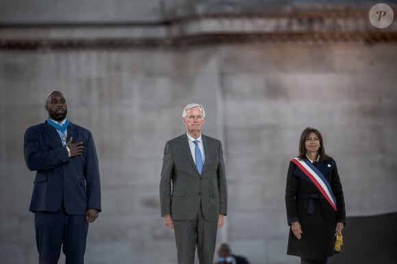 Emmanuel Macron, président de la République Française, Teddy Riner, Michel Barnier (Premier ministre), Anne Hidalgo (maire de Paris). La Parade des Champions, dernière célébration et décoration des athlètes médaillés lors des Jeux Olympiques et Paralympiques de Paris2024, au pied de l'Arc de Triomphe. Paris, le 14 Septembre 2024. © Nicolas Messyasz/Pool/Bestimage