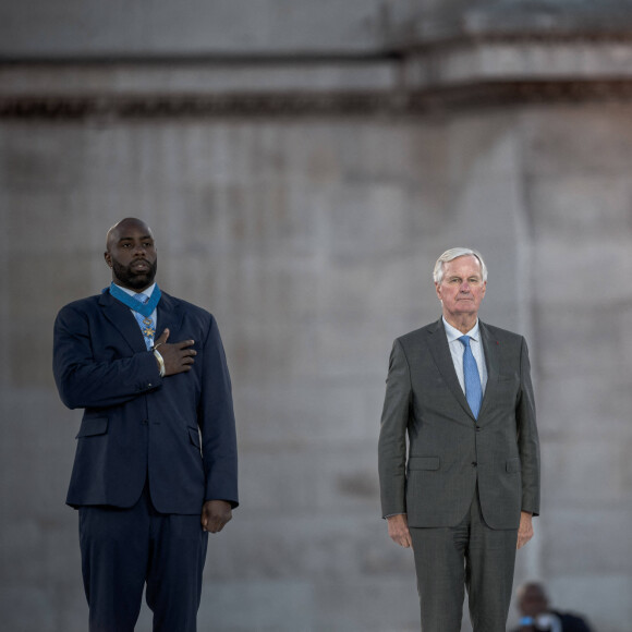 Emmanuel Macron, président de la République Française, Teddy Riner, Michel Barnier (Premier ministre), Anne Hidalgo (maire de Paris). La Parade des Champions, dernière célébration et décoration des athlètes médaillés lors des Jeux Olympiques et Paralympiques de Paris2024, au pied de l'Arc de Triomphe. Paris, le 14 Septembre 2024. © Nicolas Messyasz/Pool/Bestimage