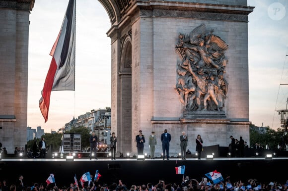 Emmanuel Macron, président de la République Française, Teddy Riner, Michel Barnier (Premier ministre), Anne Hidalgo (maire de Paris). La Parade des Champions, dernière célébration et décoration des athlètes médaillés lors des Jeux Olympiques et Paralympiques de Paris2024, au pied de l'Arc de Triomphe. Paris, le 14 Septembre 2024. © Nicolas Messyasz/Pool/Bestimage