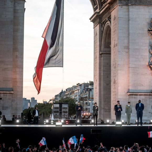 Emmanuel Macron, président de la République Française, Teddy Riner, Michel Barnier (Premier ministre), Anne Hidalgo (maire de Paris). La Parade des Champions, dernière célébration et décoration des athlètes médaillés lors des Jeux Olympiques et Paralympiques de Paris2024, au pied de l'Arc de Triomphe. Paris, le 14 Septembre 2024. © Nicolas Messyasz/Pool/Bestimage