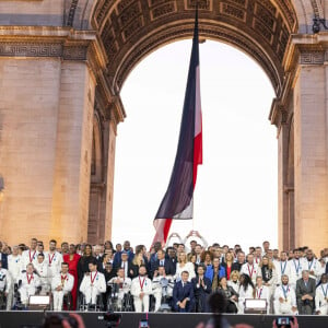 Tony Estanguet, Amélie Oudéa-Castéra, Emmanuel Macron, Teddy Riner, Michel Barnier, Anne Hidalgo et les médaillés olympiques et paralympiques - Remise des médailles par le président de la République à l'Arc de Triomphe aux athlètes lors de la parade des champions à l'occasion des Jeux Olympiques et Paralympiques Paris 2024, sur l'avenue des Champs-Elysées à Paris. Le 14 septembre 2024 © Perusseau-Ramsamy / Bestimage 