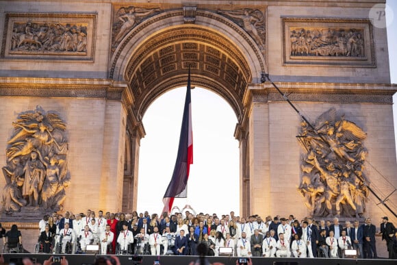 Tony Estanguet, Amélie Oudéa-Castéra, Emmanuel Macron, Teddy Riner, Michel Barnier, Anne Hidalgo et les médaillés olympiques et paralympiques - Remise des médailles par le président de la République à l'Arc de Triomphe aux athlètes lors de la parade des champions à l'occasion des Jeux Olympiques et Paralympiques Paris 2024, sur l'avenue des Champs-Elysées à Paris. Le 14 septembre 2024 © Perusseau-Ramsamy / Bestimage 