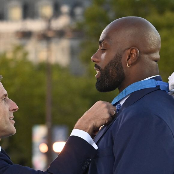 Emmanuel Macron, président de la République Française, Teddy Riner - La "Parade des Champions" des Jeux Olympiques et Paralympiques de Paris2024, sur les Champs-Elysées. Paris, le 14 septembre 2024. © Eric Tschaen/Pool/Bestimage  The "Parade of Champions" of the Paris2024 Olympic and Paralympic Games, on the Champs-Elysées. Paris, September 14, 2024. 