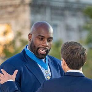 Teddy Riner, qui a été élevé au rang de commandeur de l ordre national du mérite ave Emmanuel Macron, président de la République, lors de la remise des décorations aux athlètes médailles aux Jeux Olympiques et Paralympiques de Paris2024. © Eric Tschaen/Pool/Bestimage  The "Parade of Champions" of the Paris2024 Olympic and Paralympic Games, on the Champs-Elysées. Paris, September 14, 2024. 