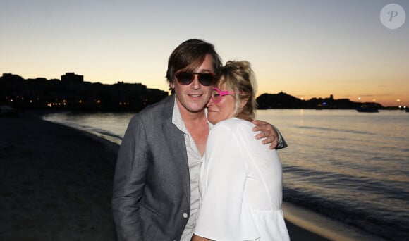 Les confidences amoureuses de l'artiste, fils de Jacques Dutronc, sont rares. Et dans son coeur on trouve un lieu qu'il a bien moins de mal à évoquer : la Corse.
Exclusif - Thomas Dutronc et Christine Bravo - Soirée du mariage de Christine Bravo et Stéphane Bachot sur la plage du restaurant Marinella à l'Ile Rousse en Corse le 11 Juin 2022 © Dominique Jacovides / Bestimage