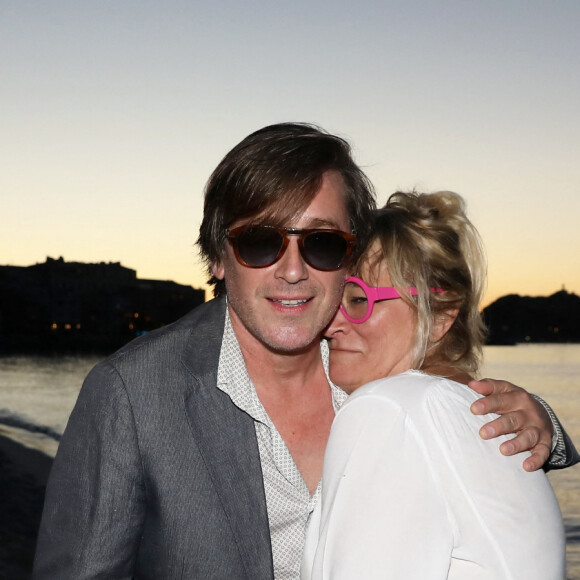 Les confidences amoureuses de l'artiste, fils de Jacques Dutronc, sont rares. Et dans son coeur on trouve un lieu qu'il a bien moins de mal à évoquer : la Corse.
Exclusif - Thomas Dutronc et Christine Bravo - Soirée du mariage de Christine Bravo et Stéphane Bachot sur la plage du restaurant Marinella à l'Ile Rousse en Corse le 11 Juin 2022 © Dominique Jacovides / Bestimage