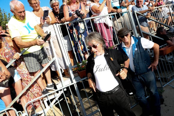 Semi-exclusif - Jacques Dutronc - Challenge Henri Salvador 2019, Un tournoi VIP de Pétanque "Souvenir Henri-Salvador" organisé chaque année à l'Ile-Rousse par le Sport Pétanque Ile-Rousse, en Corse, France, le 13 Septembre 2019. S.Vartan est la marraine d'honneur de cette édition 2019; J.Dutronc est venu pour faire le show, avant le coup d'envoi en faisant sauter le bouchon d'une bouteille et d'aller à la rencontre du public. A noter aussi que les "Amies de Julie" étaient là pour poursuivre leur combat pour J.Douib assassinée au mois de Mars dernier à l'Ile-Rousse par son ex-mari et pour toutes les violences faites aux femmes. © Olivier Sanchez/Crystal/Bestimage 