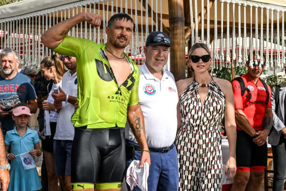 À l'image du champion du monde ukrainien de boxe, Oleksandr Usyk
 
Oleksandr Usyk, le champion du monde ukrainien de boxe a son arrivée pour le dernier relais - Le prince Albert II de Monaco et son épouse la princesse Charlene, accompagné de Sir Philip Green, principal sponsor de l'événement, ont assisté à l'arrivée de la seconde édition de la course en relais intitulée The Crossing : Calvi – Monaco Water Bike Challenge sur la plage du Larvotto à Monaco, le 7 septembre 2024. © Bruno Bebert/Bestimage