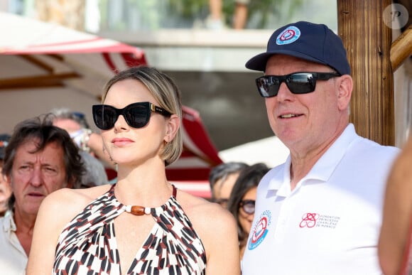 Le prince Albert II et la princesse Charlene de Monaco lors de l'arrivée du Riviera Water Bike Challenge sur la plage du Larvotto à Monaco, le 7 septembre 2024 Une course qui relie Calvi à Monaco. © Claudia Albuquerque/Bestimage