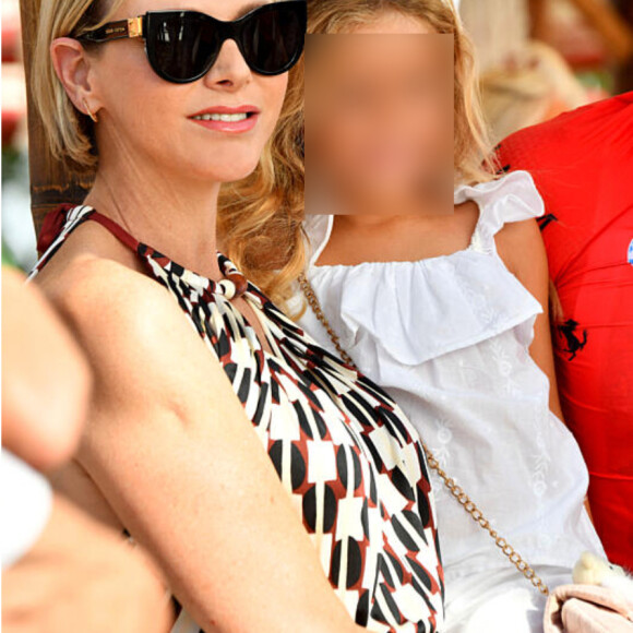 Il s'agit de la petite Annabella, fille du pilote de course italien, Francesco Castellacci
 
Le prince Albert II de Monaco et son épouse la princesse Charlene, accompagné de Sir Philip Green, principal sponsor de l'événement, ont assisté à l'arrivée de la seconde édition de la course en relais intitulée The Crossing : Calvi – Monaco Water Bike Challenge sur la plage du Larvotto à Monaco, le 7 septembre 2024. © Bruno Bebert/Bestimage