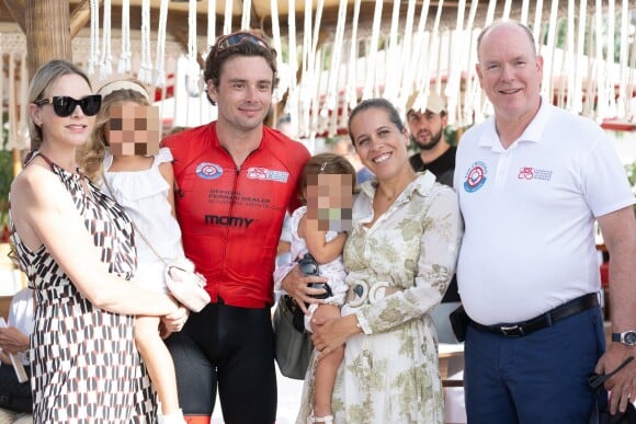 Le prince Albert de Monaco et son épouse la princesse Charlene, posant avec Francesco Castellacci et sa femme ainsi que leurs filles Annabella et Violette, ont assisté à l'arrivée de la seconde édition de la course en relais intitulée The Crossing : Calvi – Monaco Water Bike Challenge sur la plage du Larvotto à Monaco, le 7 septembre 2024.