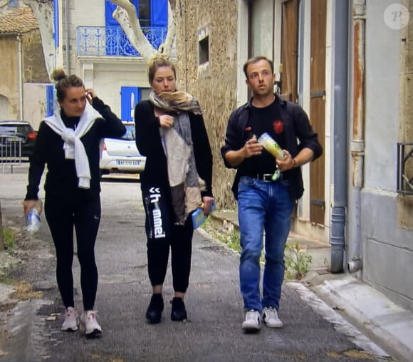 Ces dernières lui offrent une petite séance de remontrance dans le prochain épisode
Ludovic avec ses prétendantes Manon et Mélanie dans "L'amour est dans le pré" sur M6