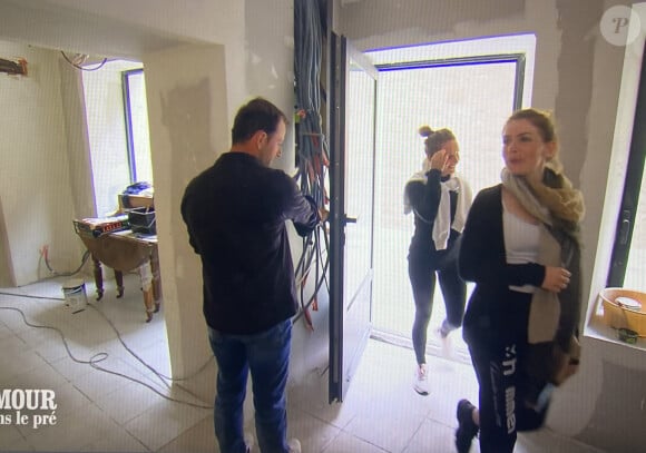 Ludovic avec ses prétendantes Manon et Mélanie dans "L'amour est dans le pré" sur M6