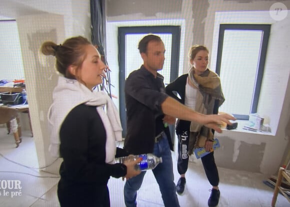 Pour cause, l'agriculteur ne montre encore aucune préférence
Ludovic avec ses prétendantes Manon et Mélanie dans "L'amour est dans le pré" sur M6