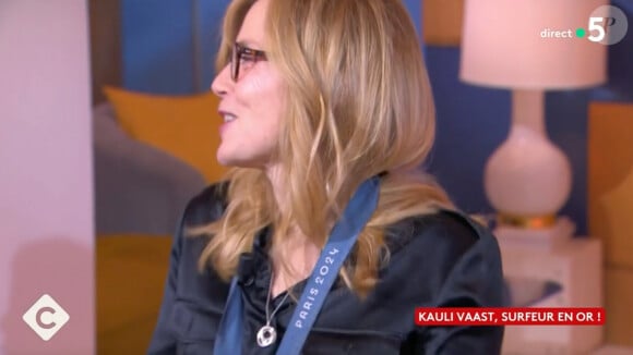 Isabelle Carré, Amélie Nothomb et Kauli Vaast sur le plateau de "C à Vous" face à Anne-Élisabeth Lemoine.