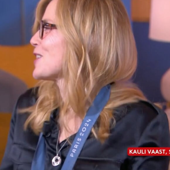 Isabelle Carré, Amélie Nothomb et Kauli Vaast sur le plateau de "C à Vous" face à Anne-Élisabeth Lemoine.