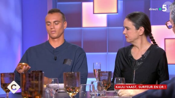 Isabelle Carré, Amélie Nothomb et Kauli Vaast sur le plateau de "C à Vous" face à Anne-Élisabeth Lemoine.