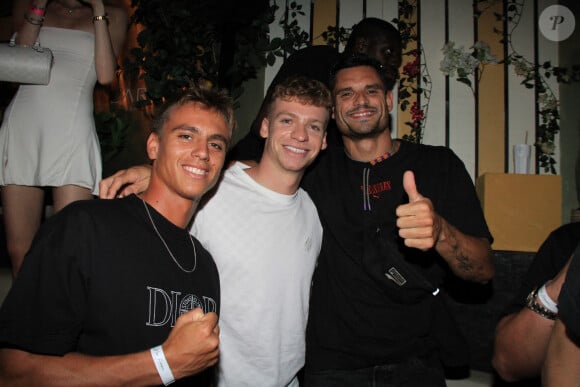 Exclusif - Kauli Vaast, Léon Marchand, Florent Manaudou - Soirée au club L'Arc avec les champions olympiques lors des Jeux Olympiques Paris 2024. Le 10 août 2024 © Baldini / Bestimage 