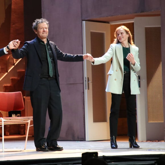 Exclusif - Le salut de "la Troupe" : José Garcia, Jérôme Kirsher et Isabelle Carré - 1ère représentation de la Pièce "Biographie : un jeu" au Théâtre Marigny à Paris, France, le 17 Janvier 2024. © Bertrand Rindoff / Bestimage 