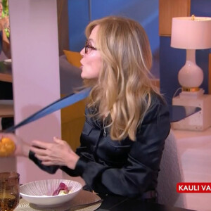 Isabelle Carré sur le plateau de "C à Vous" face à Anne-Élisabeth Lemoine.