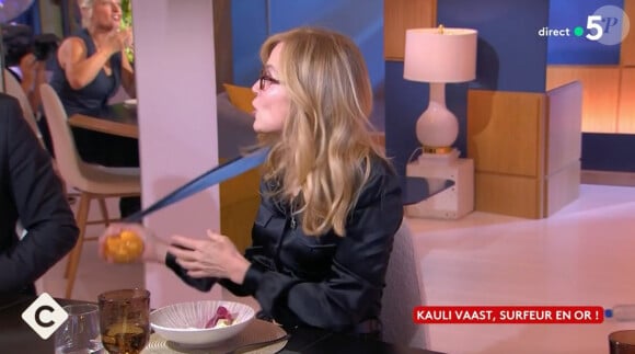 Isabelle Carré sur le plateau de "C à Vous" face à Anne-Élisabeth Lemoine.