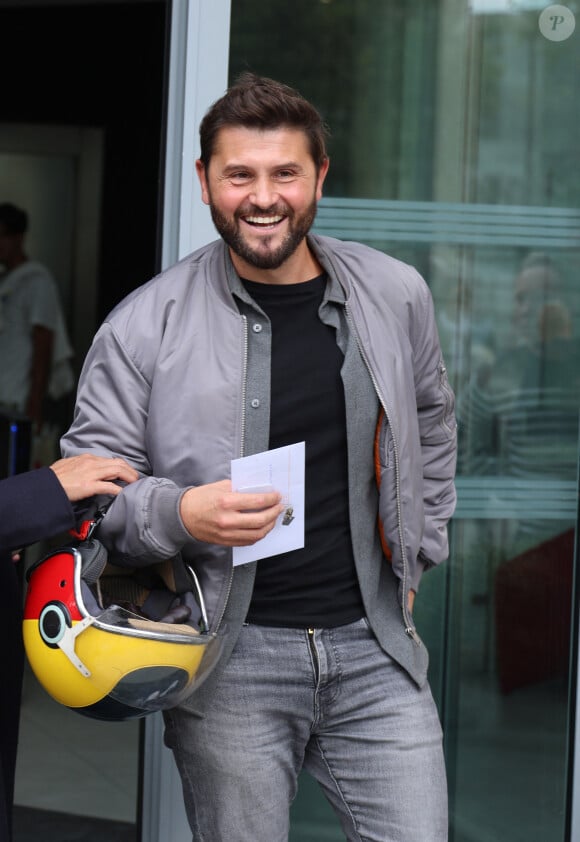 Voilà une séquence que les auditeurs ne sont pas prêts d'oublier !
Exclusif - Christophe Beaugrand à sa sortie des studios de RTL à Neuilly-sur-Seine, France.