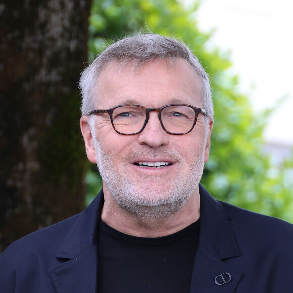 Lundi 16 septembre, Laurent Ruquier était entouré de ses chroniqueurs sur RTL pour les "Grosses têtes"
Laurent Ruquier - Photocall avec l'équipe de l'émission de radio "Les grosses têtes" lors de la 17ème édition du Festival du Film Francophone de Angoulême (FFA). Le 29 août 2024 © Coadic Guirec / Bestimage