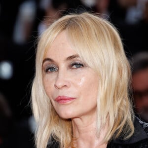 Emmanuelle Béart - Montée des marches du film " La plus précieuse des marchandises " lors du 77ème Festival International du Film de Cannes, au Palais des Festivals à Cannes. Le 24 mai 2024 © Jacovides-Moreau / Bestimage 