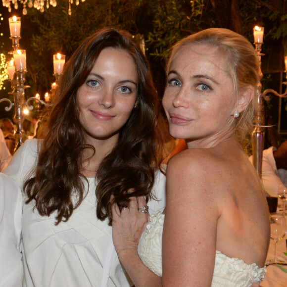 Nelly Auteuil est la fille de Daniel Auteuil et d'Emmanuelle Béart
Exclusif - Emmanuelle Béart avec sa maman Geneviève Galéa et sa fille Nelly Auteuil - 20ème édition de la soirée Blanche aux Moulins de Ramatuelle à Saint-Tropez. © Rachid Bellak / LMS / Bestimage 