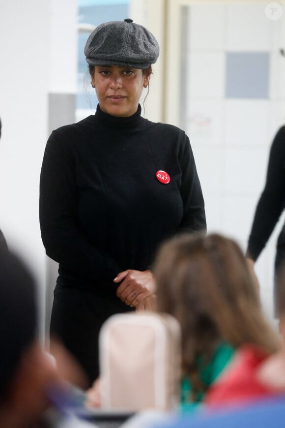 Exclusif - La chanteuse française Amel Bent lors de la lecture de la dictée ELA, avec le texte "Un monde sans frontières" de Sabyl Ghoussoub, prix Goncourt des Lycéens 2022 pour le lancement de la 20ème édition de la campagne "Mets tes baskets et bats la maladie" en soutien à l'Association Européenne de Leucodystrophie (ELA) à l'école Commandant Charcot à Neuilly-sur-Seine, France, le 16 octobre 2023. © Christophe Clovis/Bestimage 