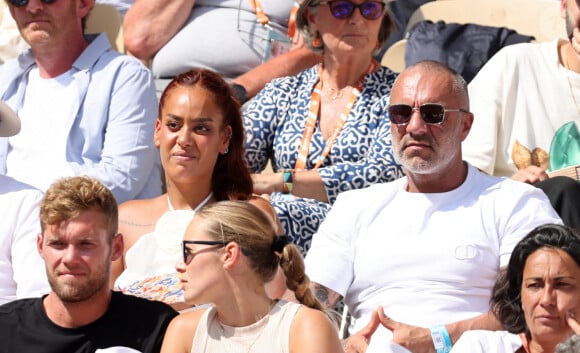 Amel Bent et son mari Patrick Antonelli, Kevin Mayer et sa compagne Delphine Jariel dans les tribunes lors des Internationaux de France de Tennis de Roland Garros 2023. Paris, le 10 juin 2023. © Jacovides-Moreau / Bestimage 