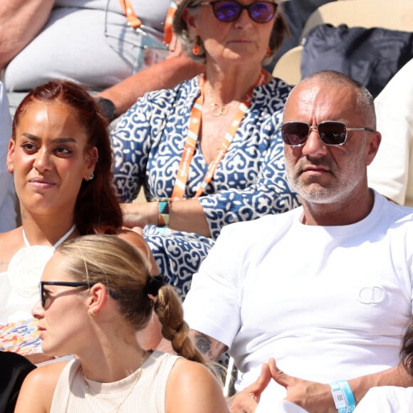 Amel Bent et son mari Patrick Antonelli, Kevin Mayer et sa compagne Delphine Jariel dans les tribunes lors des Internationaux de France de Tennis de Roland Garros 2023. Paris, le 10 juin 2023. © Jacovides-Moreau / Bestimage 